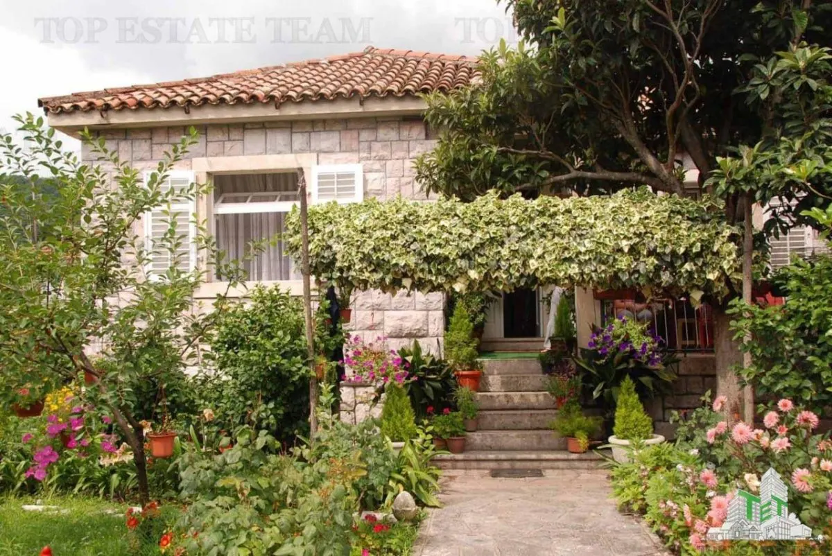 Villa en Venta en Herceg-Novi, Montenegro - foto 1