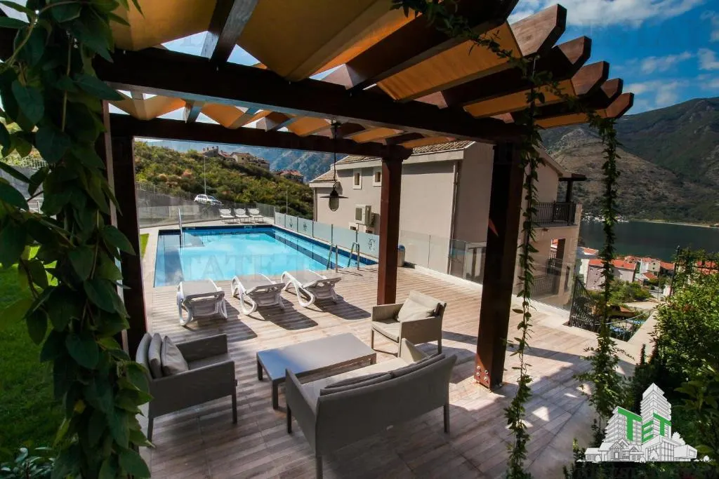 Villa for Sale in Kotor, Montenegro - foto 1