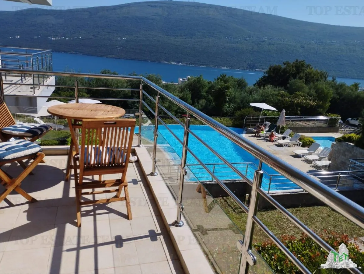 Apartment for Sale in Herceg-Novi, Montenegro - foto 1