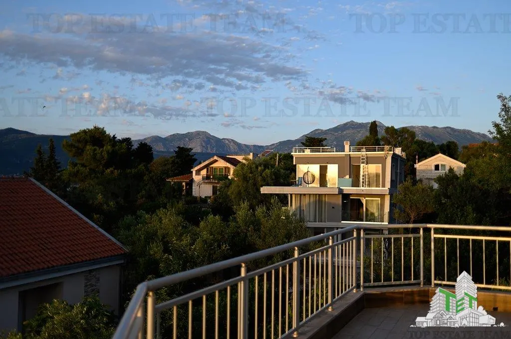 Villa for Sale in Tivat, Montenegro - foto 2