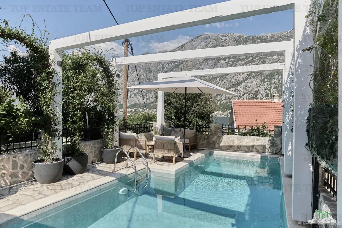 Villa for Sale in Kotor, Montenegro - foto 1