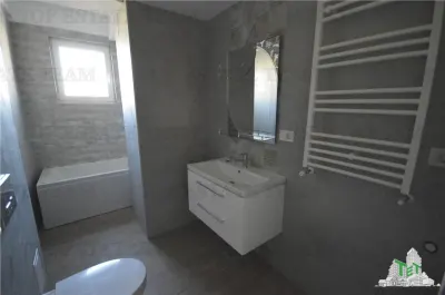 Otopeni – Apartamento de 2 Dormitorios 88 m² + Jardín Privado 100 m² - foto 2