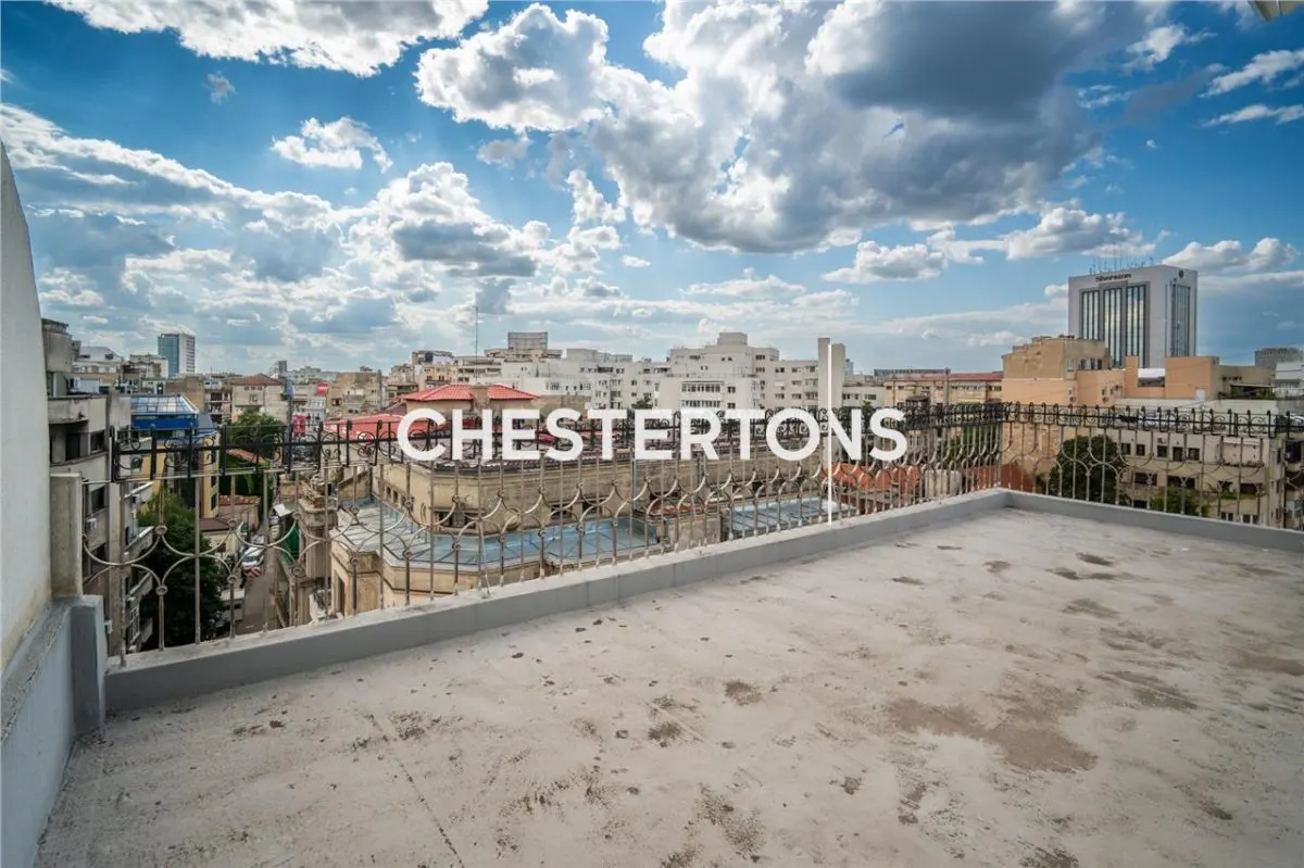 Au-Dessus de la Ville – Appartement 3 Pièces avec Terrasse, Cheminée et Histoire - foto 1