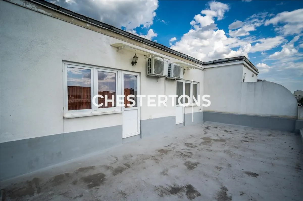 Au-Dessus de la Ville – Appartement 3 Pièces avec Terrasse, Cheminée et Histoire - foto 2