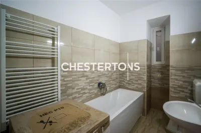 Au-Dessus de la Ville – Appartement 3 Pièces avec Terrasse, Cheminée et Histoire - foto 15