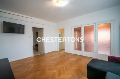 Au-Dessus de la Ville – Appartement 3 Pièces avec Terrasse, Cheminée et Histoire - foto 4