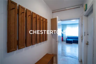 Au-Dessus de la Ville – Appartement 3 Pièces avec Terrasse, Cheminée et Histoire - foto 7