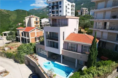 Villa à Vendre à Budva - Becici