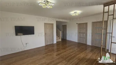 Villa de 6 Dormitorios con Parcela de 500 sqm en Ciorogarla - foto 2