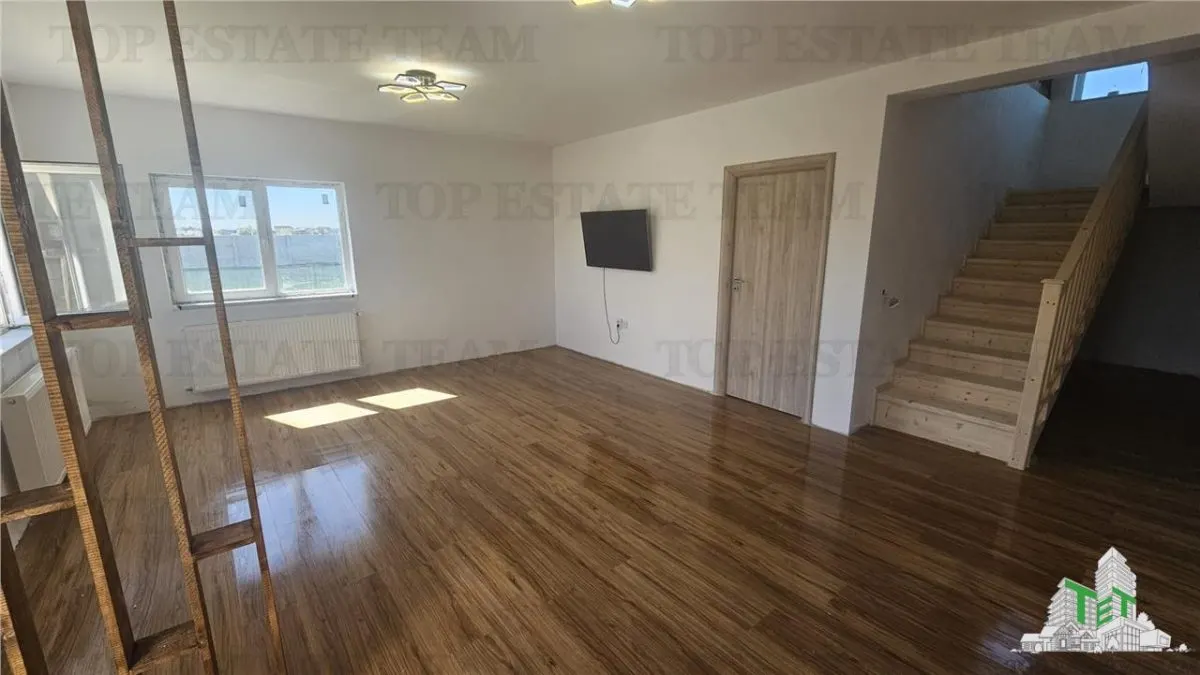 Villa de 6 Dormitorios con Parcela de 500 sqm en Ciorogarla - foto 14