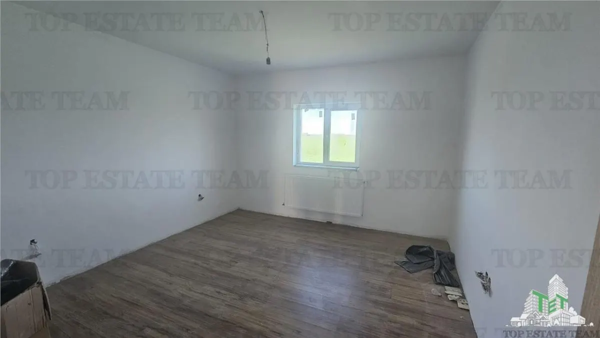 Villa de 6 Dormitorios con Parcela de 500 sqm en Ciorogarla - foto 3