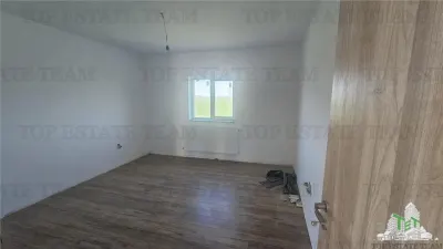 Villa de 6 Dormitorios con Parcela de 500 sqm en Ciorogarla - foto 7
