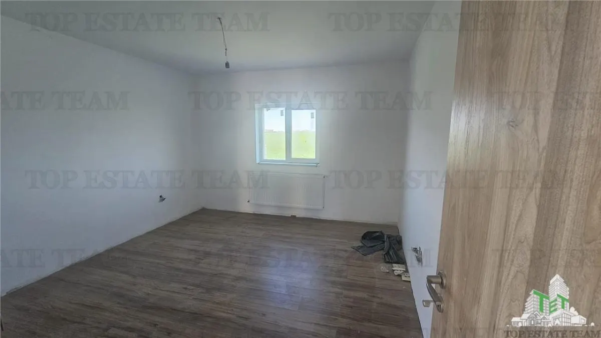 Villa de 6 Dormitorios con Parcela de 500 sqm en Ciorogarla - foto 7