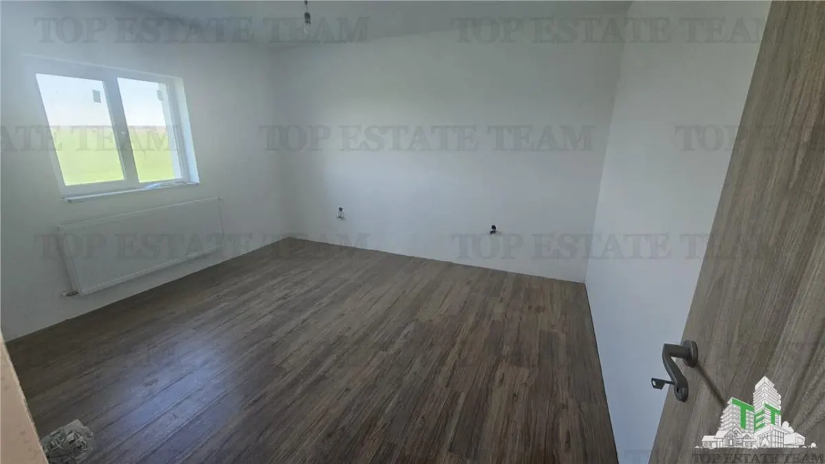 Villa de 6 Dormitorios con Parcela de 500 sqm en Ciorogarla - foto 8