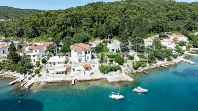 Two Seafront Residential Units with Garden and Terraces, Korcula - Korcula
