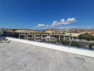 Apartamento de Dos Dormitorios en Venta en Okrug Gornji, Croacia - foto 3