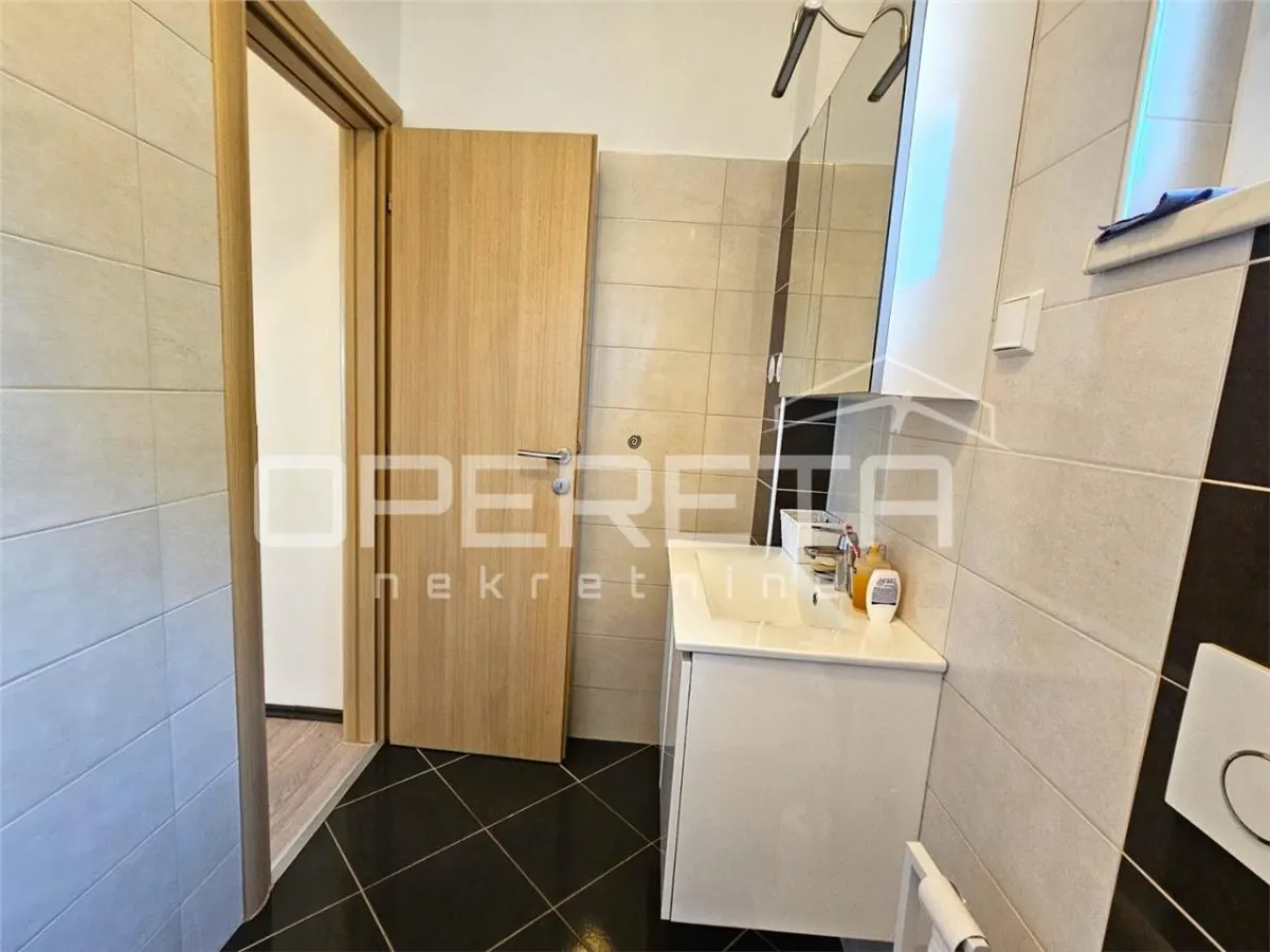 Appartement Spacieux avec Piscine et Parking, Okrug Gornji, Croatie - foto 14
