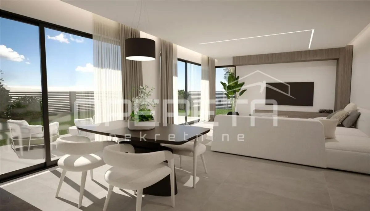 Apartamento de lujo con jardín en planta baja en venta en Rovinj, Croacia - foto 1