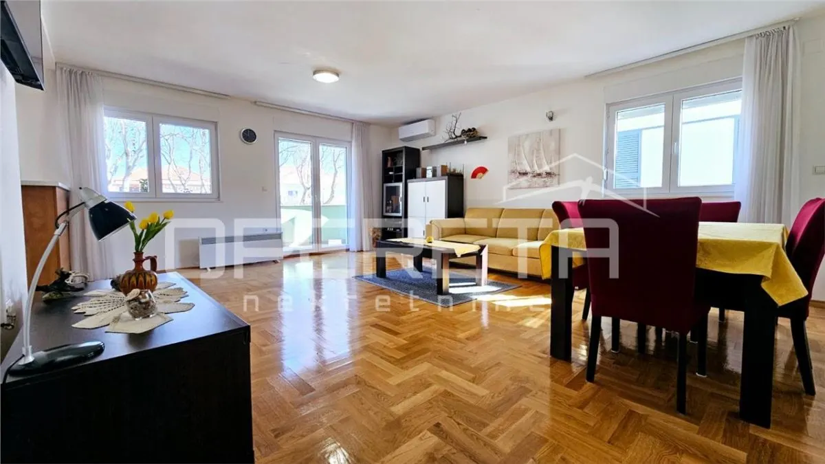Apartamento de Cuatro Dormitorios en Venta en Zadar, Croacia - foto 2