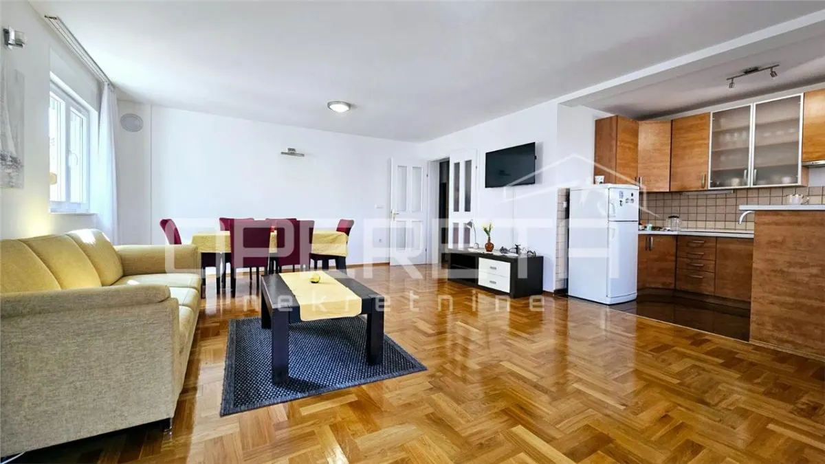 Apartamento de Cuatro Dormitorios en Venta en Zadar, Croacia - foto 4