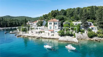 شقتان أنيقتان على الواجهة البحرية للبيع في كوركولا، كرواتيا - Korcula