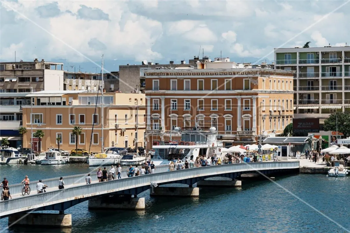 Apartamento de Tres Dormitorios en Venta en Zadar, Croacia - foto 5