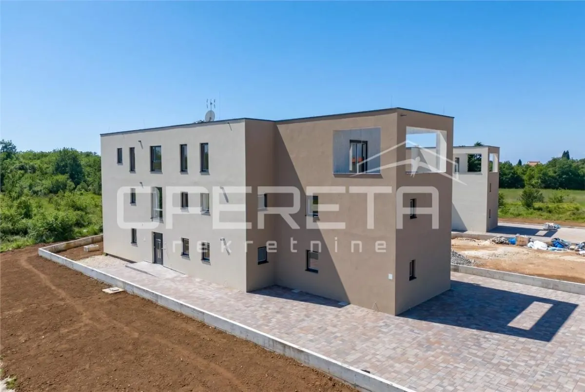 Apartamento en Planta Baja con Jardín en Venta en Porec, Croacia - foto 1
