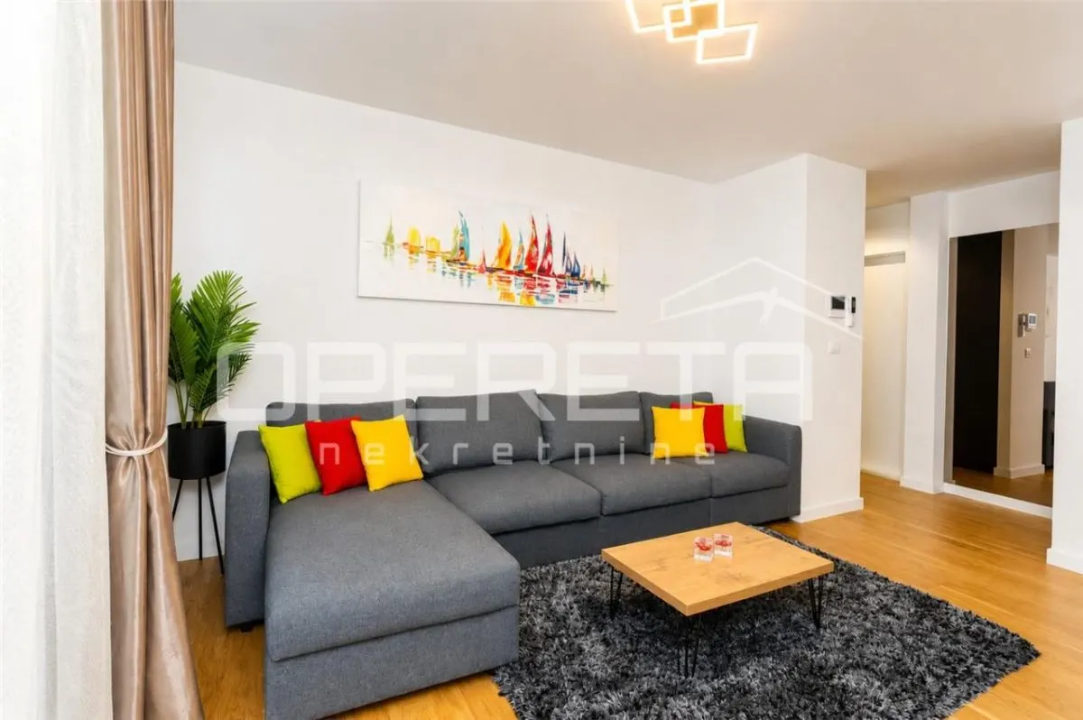 Apartamento de Dos Dormitorios en Venta en Split, Croacia - foto 2