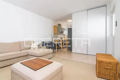 Apartamento de 2 Dormitorios en Alquiler en el Centro de Zagreb, Teslina - foto 16