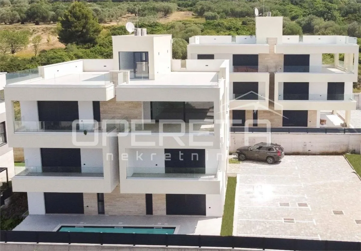 Ático de Cuatro Dormitorios en Venta en Zadar, Croacia - foto 1