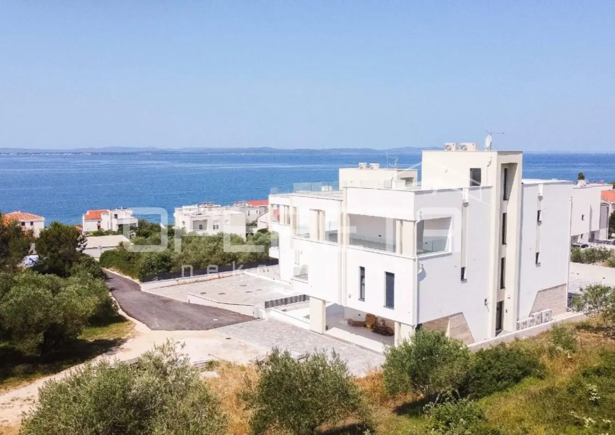 Apartamento de Cuatro Dormitorios en Planta Baja en Venta en Zadar, Croacia - foto 1