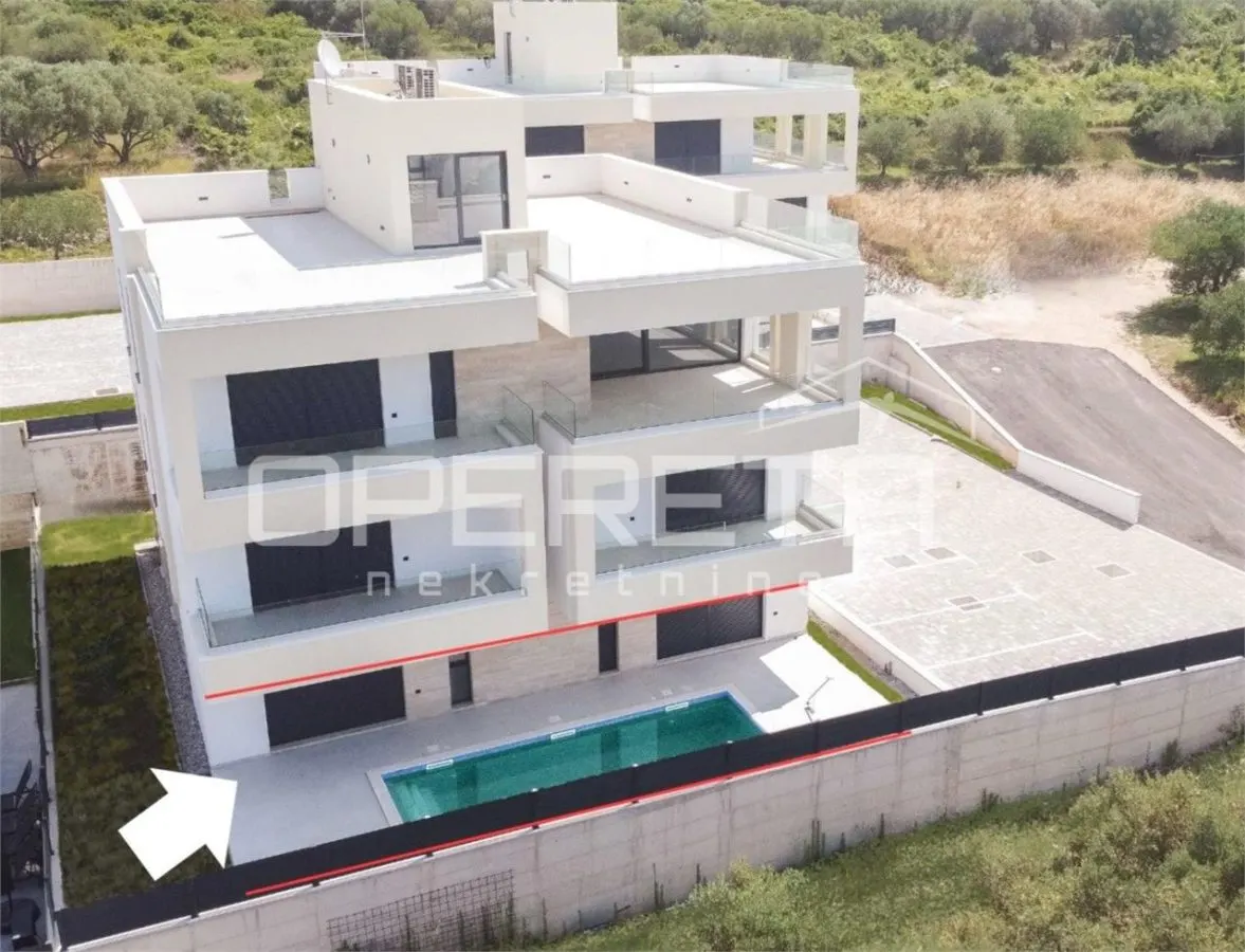 Apartamento de Cuatro Dormitorios en Planta Baja en Venta en Zadar, Croacia - foto 3
