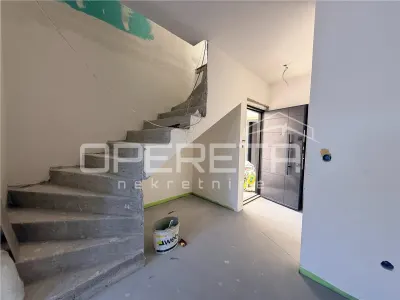 Apartamento de Cinco Habitaciones en Venta en Zagreb, Croacia - foto 9