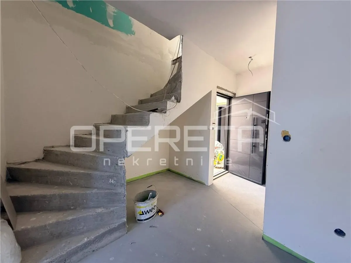 Apartamento de Cinco Habitaciones en Venta en Zagreb, Croacia - foto 9