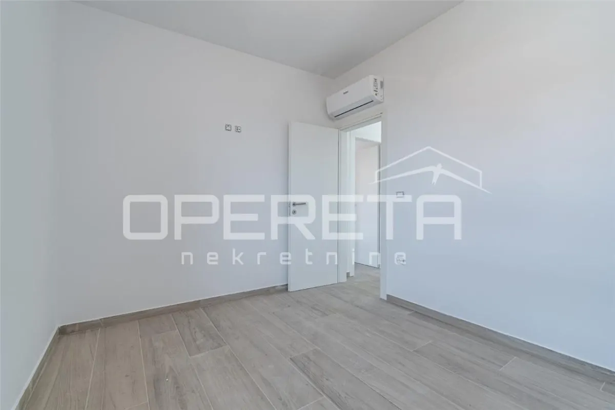 Apartamento en Primera Planta con Jardín en Venta en Umag, Croacia - foto 2