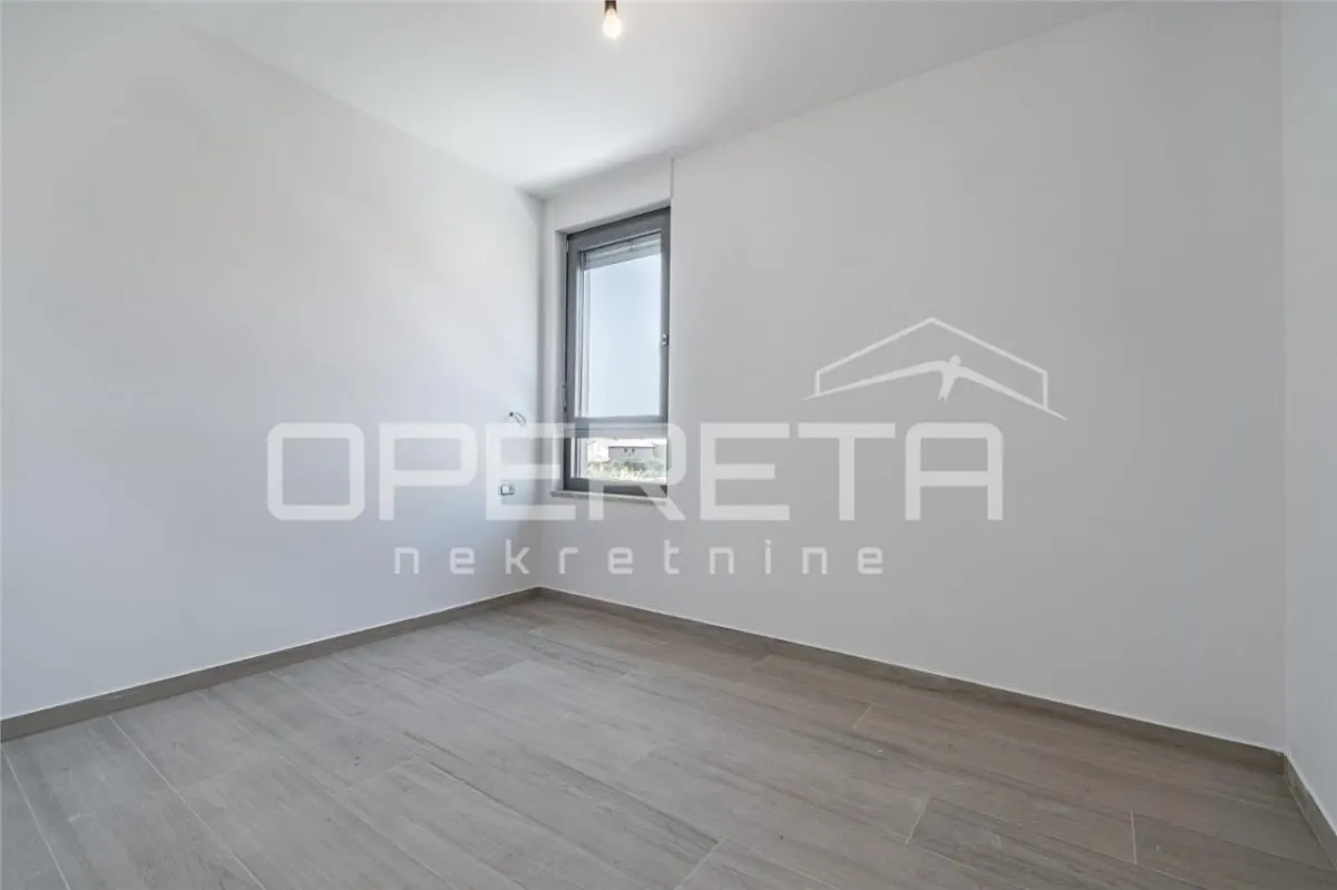 Apartamento en Primera Planta con Jardín en Venta en Umag, Croacia - foto 4