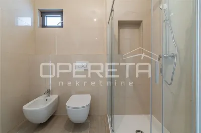 Apartamento en Primera Planta con Jardín en Venta en Umag, Croacia - foto 9