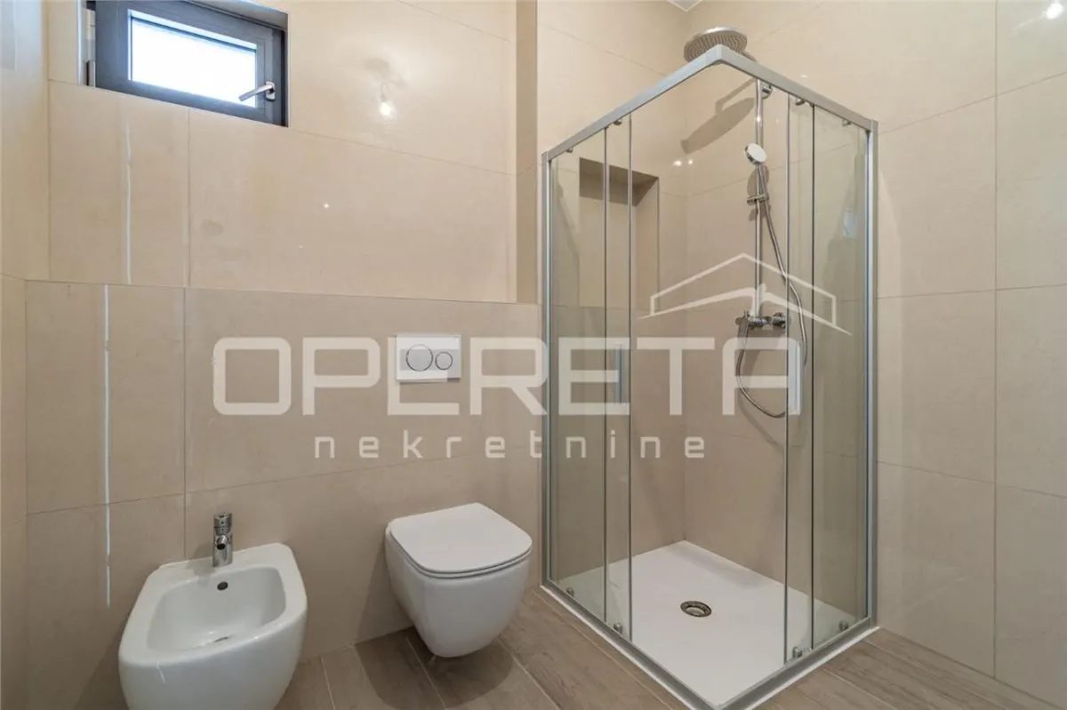 Apartamento en Primera Planta con Jardín en Venta en Umag, Croacia - foto 10