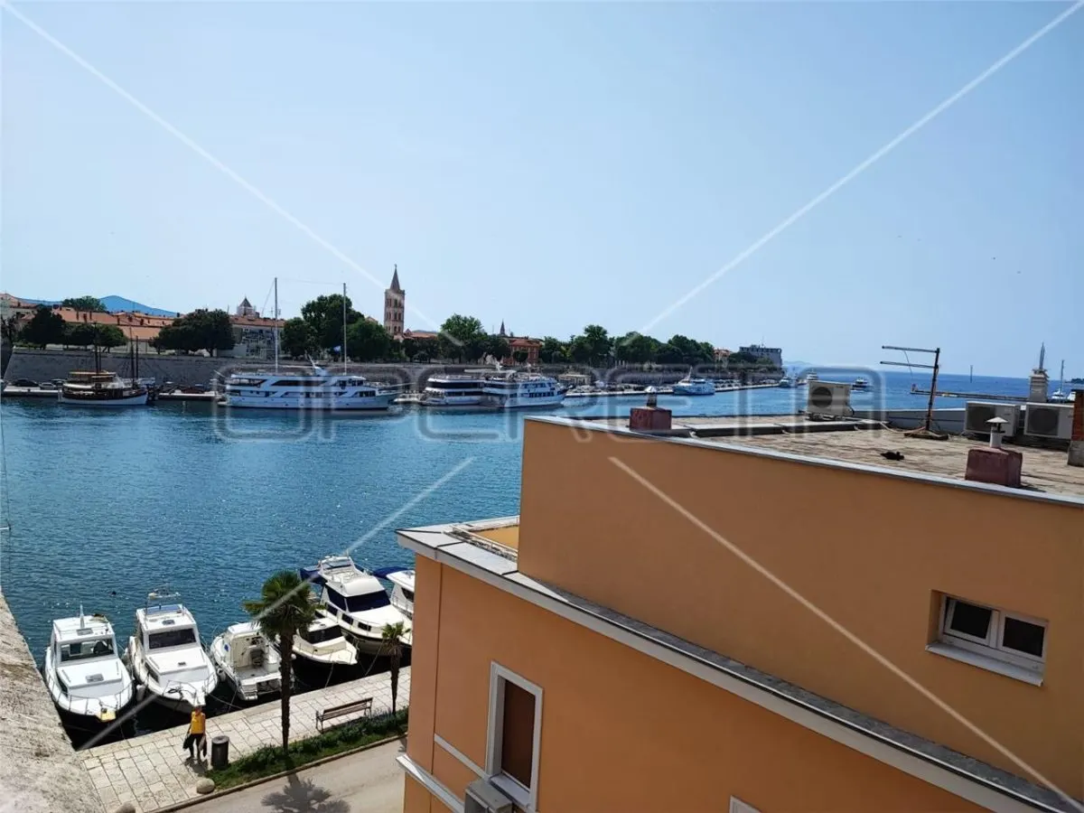 Apartamento de Tres Dormitorios en Venta en Zadar, Croacia - foto 2