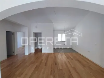 شقة بغرفتي نوم مع مساحة تجارية وحديقة وجراج، زادار - Zadar
