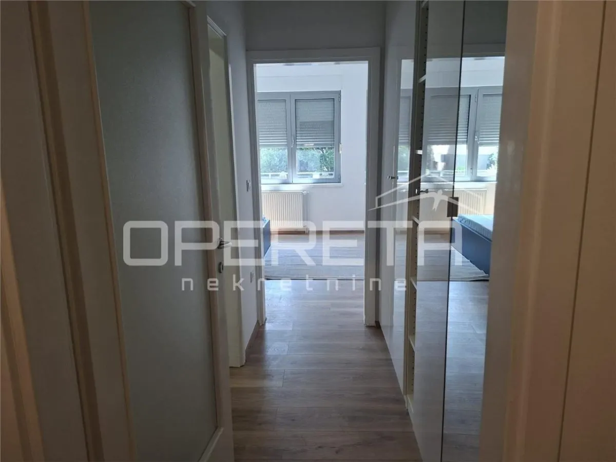 Apartamento de Tres Dormitorios en Venta en Varazdin, Croacia - foto 3