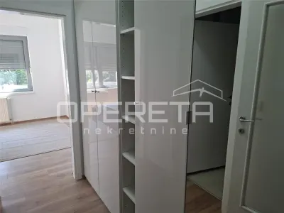 Apartamento de Tres Dormitorios en Venta en Varazdin, Croacia - foto 4