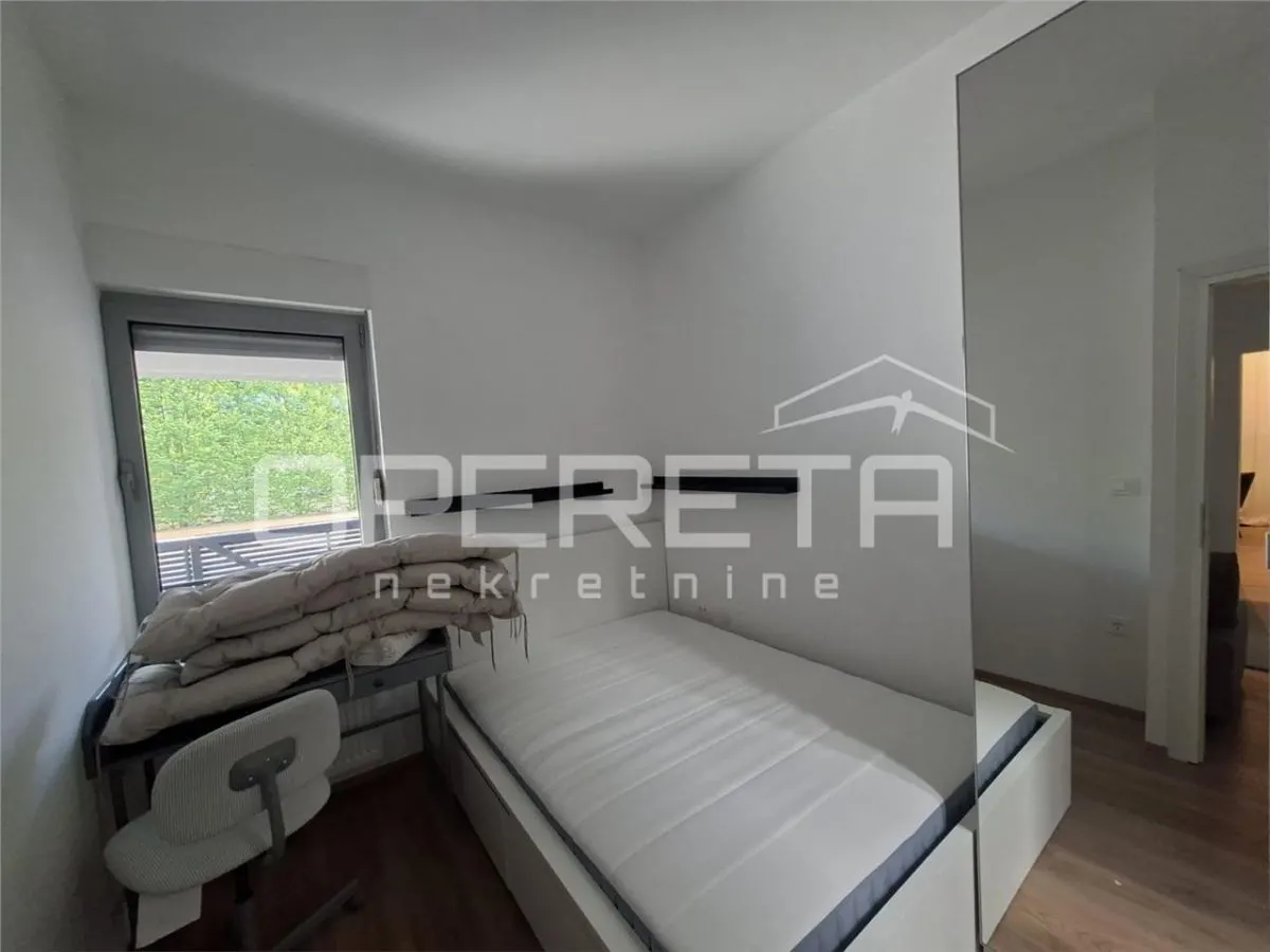 Apartamento de Tres Dormitorios en Venta en Varazdin, Croacia - foto 9