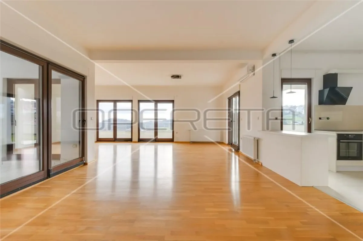 Appartement de Cinq Pièces à Vendre à Zagreb, Croatie - foto 1