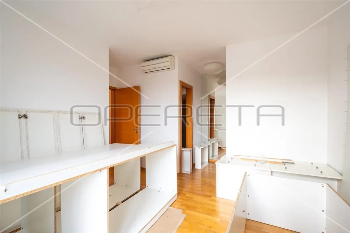 Appartement de Cinq Pièces à Vendre à Zagreb, Croatie - foto 17