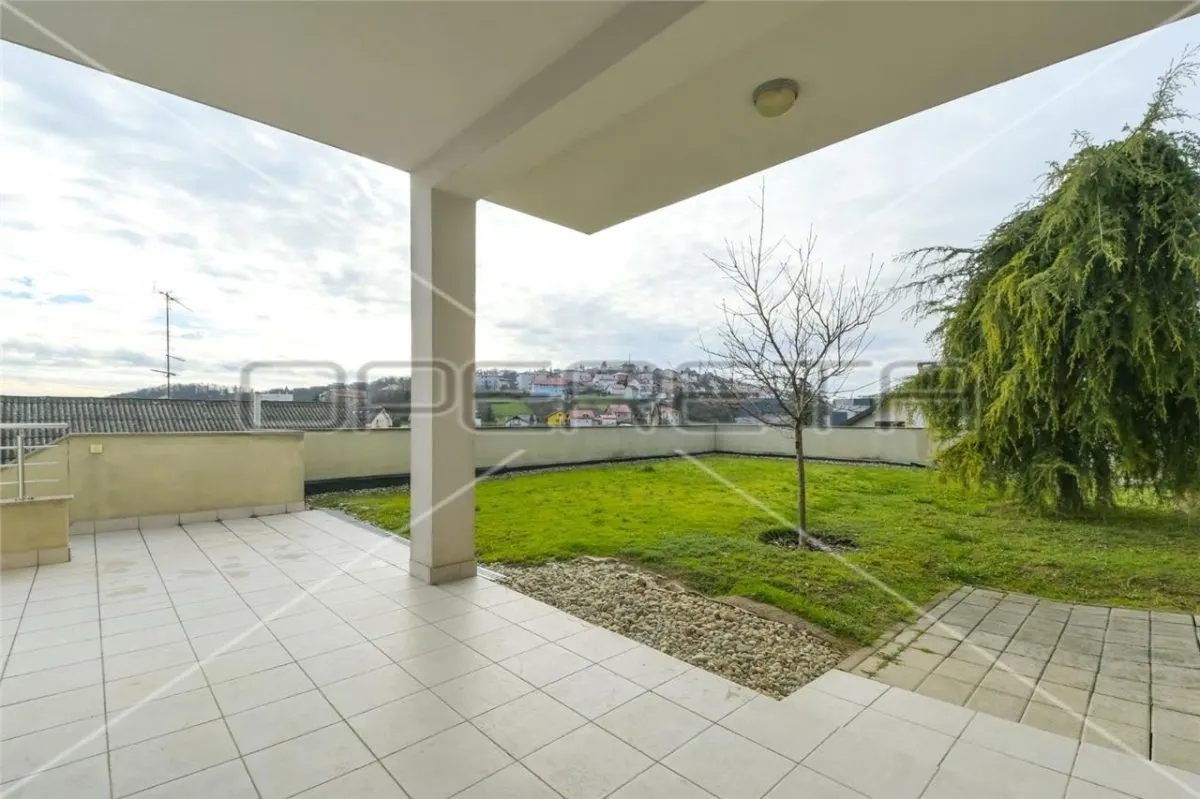 Appartement de Cinq Pièces à Vendre à Zagreb, Croatie - foto 3