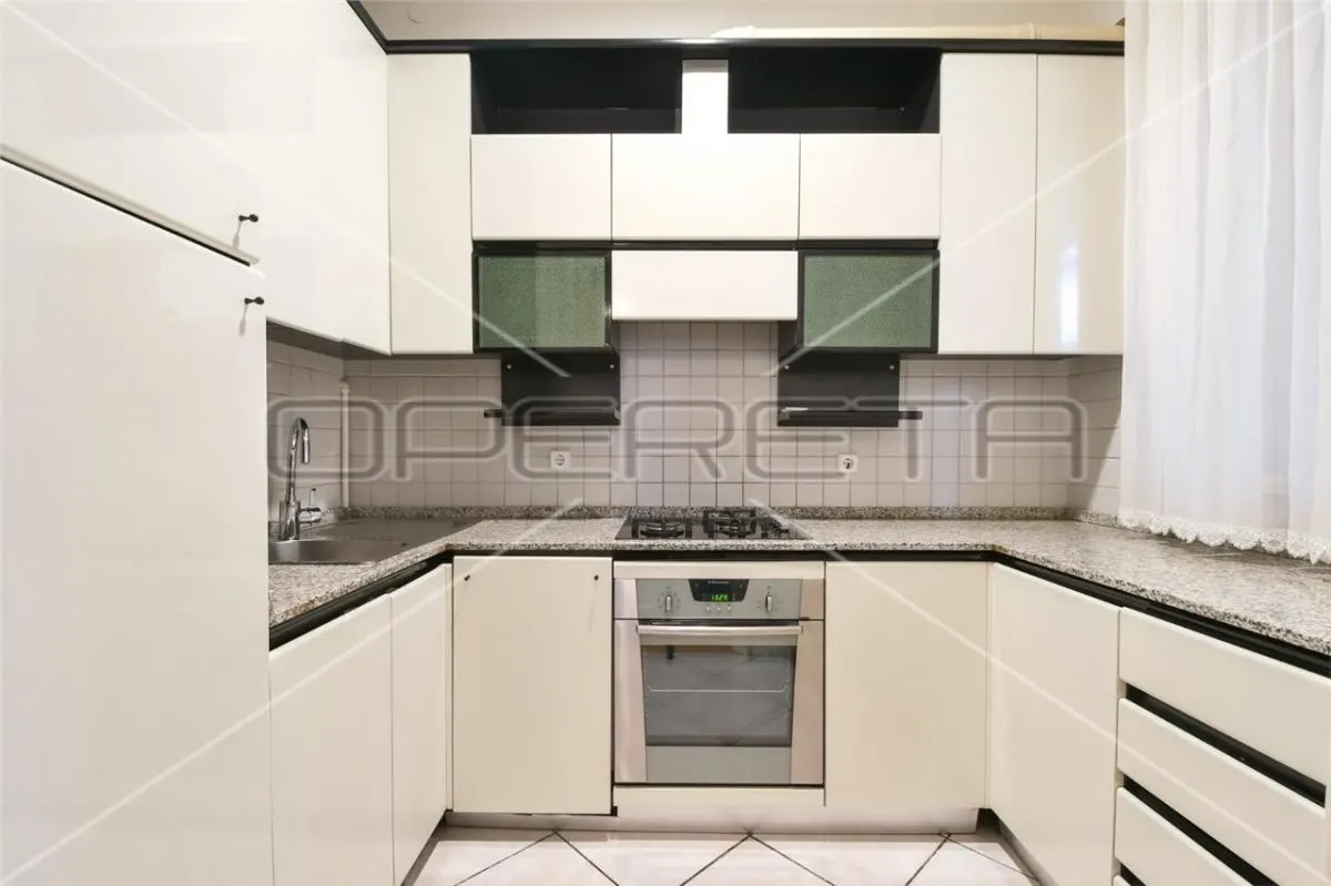 Appartement Quatre Chambres à Louer à Zagreb, Rue Vinkoviceva - foto 2