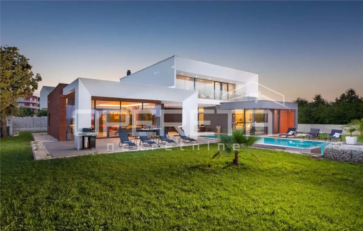 Villa de Lujo Inteligente en Venta en Liznjan, Croacia - foto 1