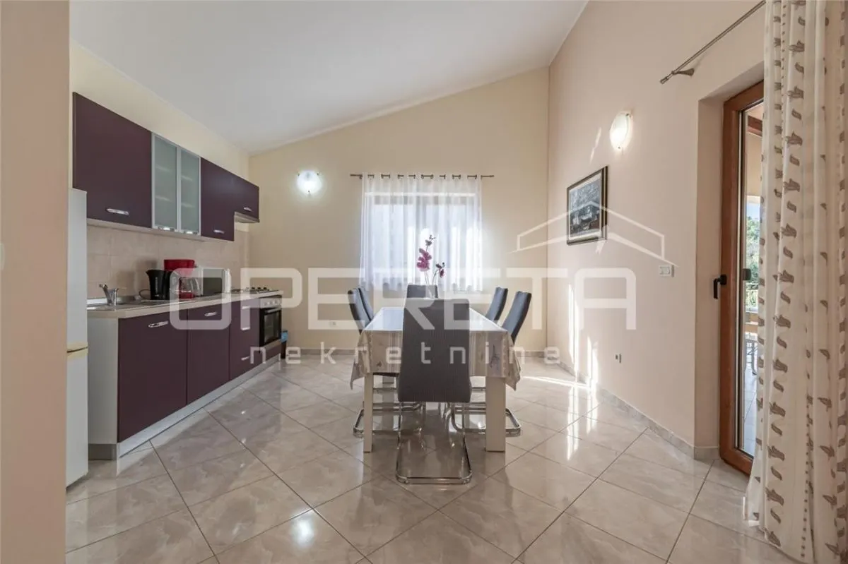 Villa Independiente con Piscina en Venta en Tinjan, Croacia - foto 2