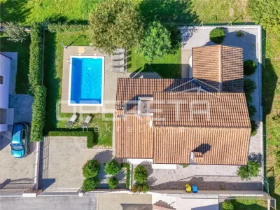 Villa Independiente con Piscina en Venta en Tinjan, Croacia - foto 16